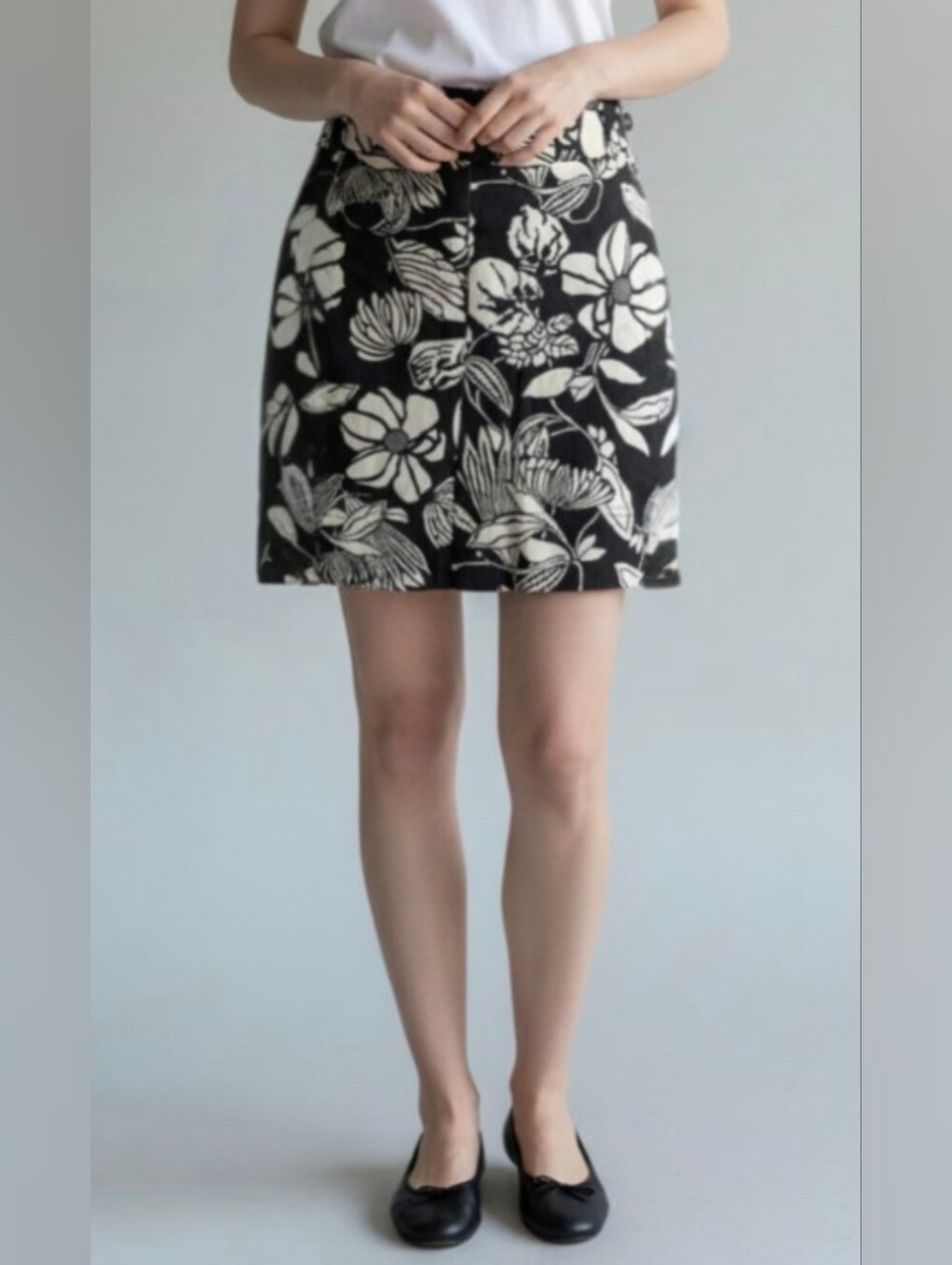 WHITE HOUSE BLACK MARKET! WIDE WAISTBAND, TROPICAL BLACK & WHITE SKIRT! SZ 2